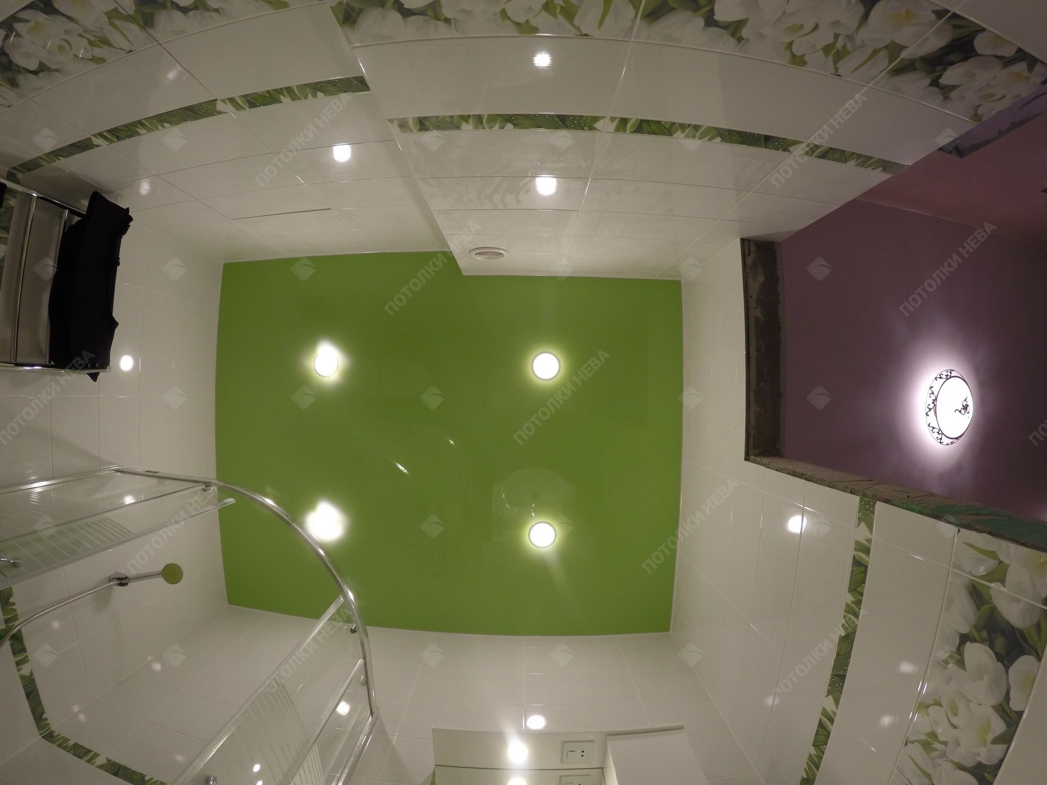 Зеленый глянцевый потолок в ванной