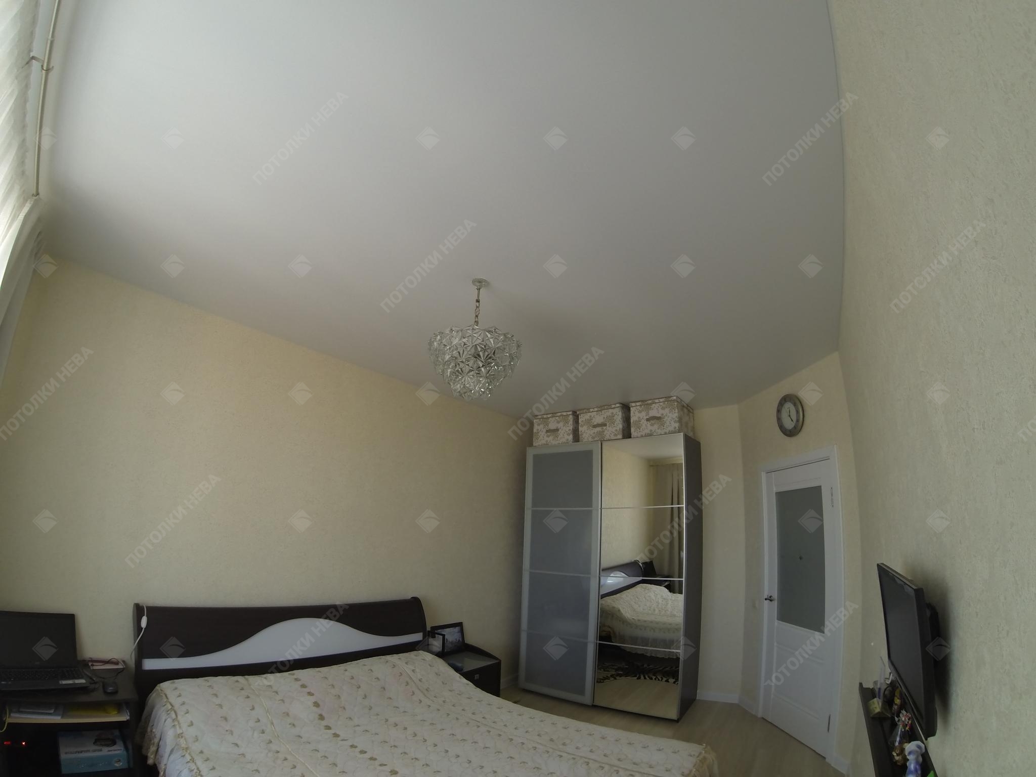 Спальня с белым матовым потолком