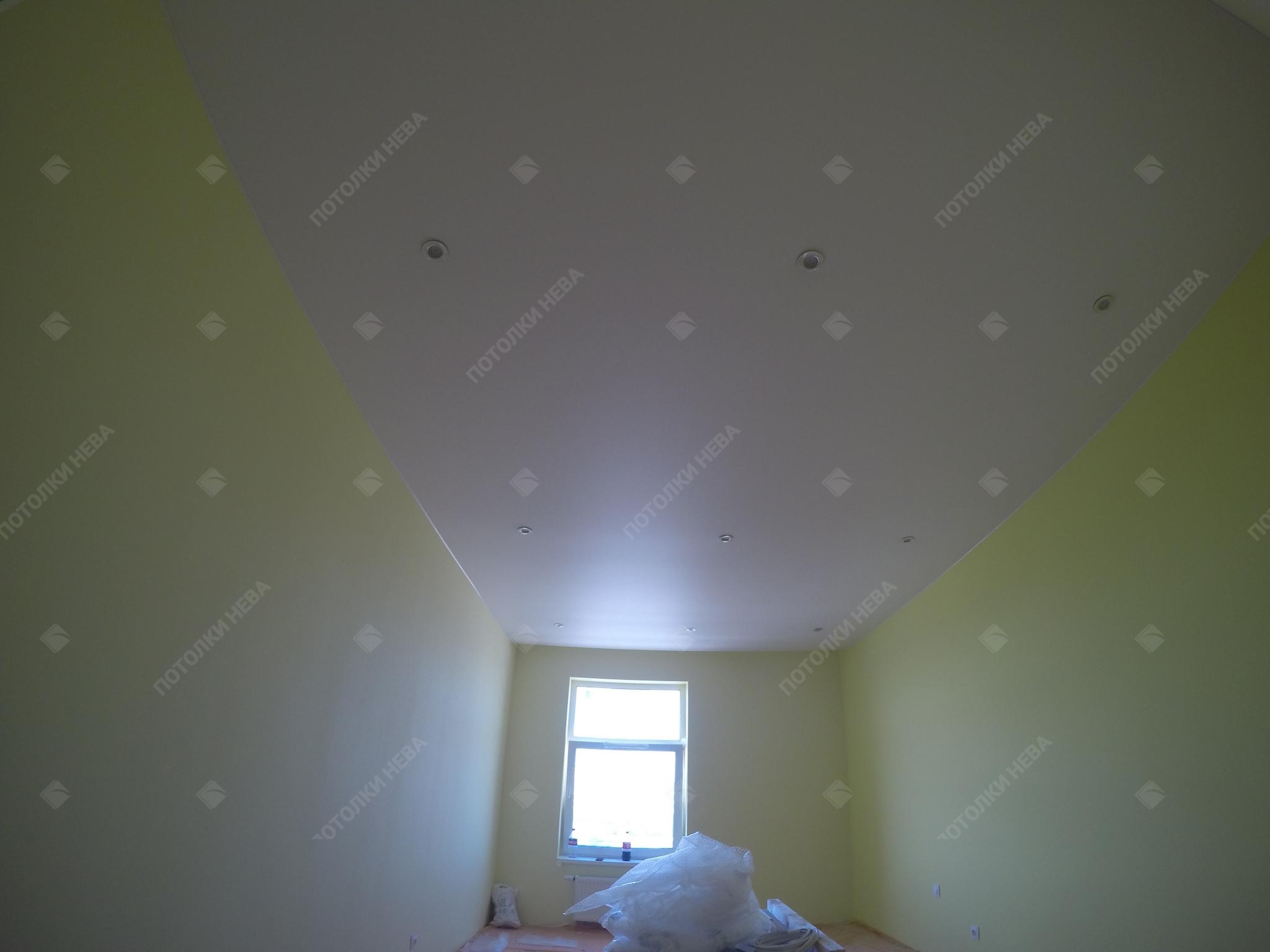 Белый сатиновый потолок в гостиной комнате