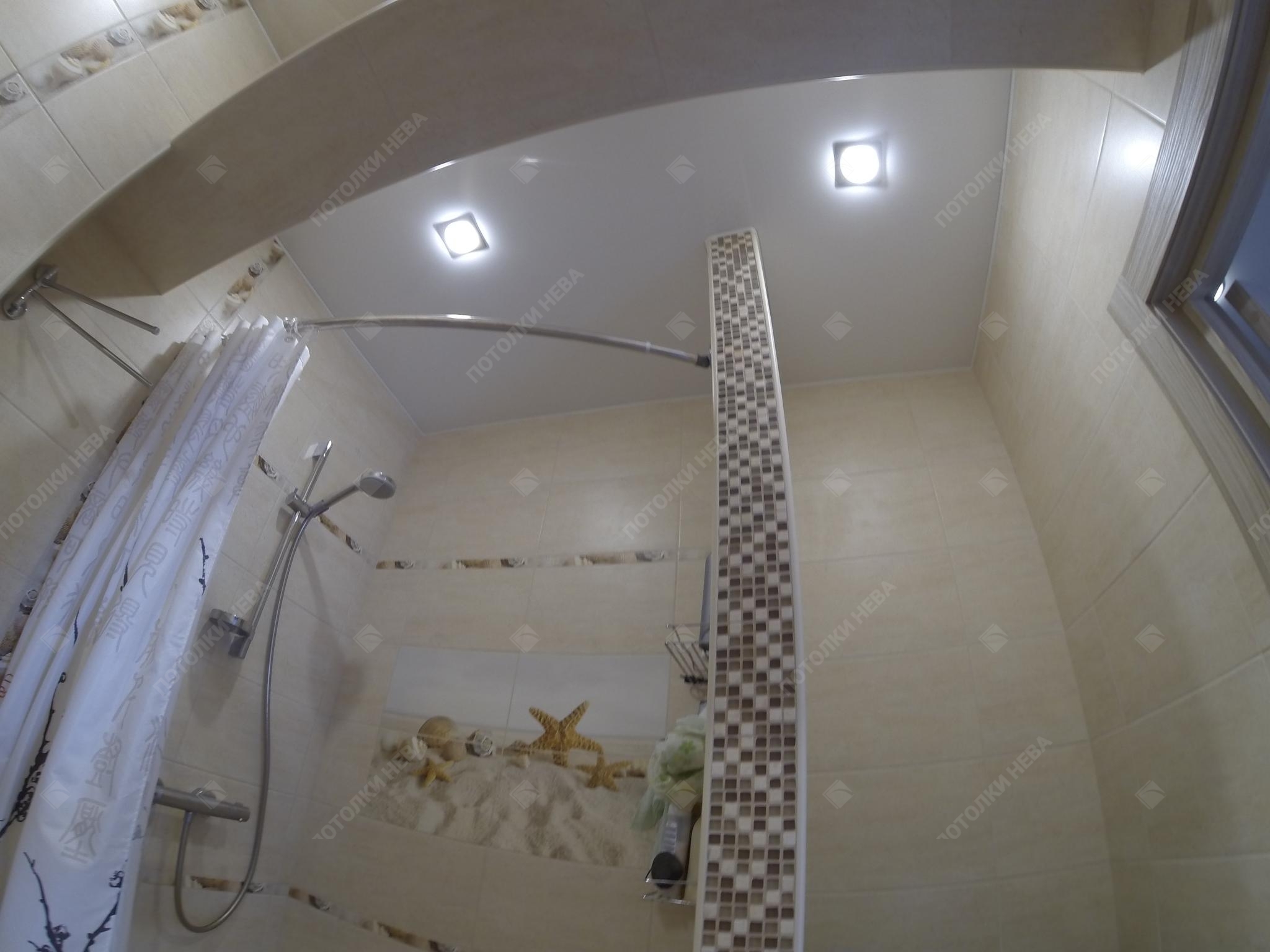 Глянцевый потолок в оформлении ванной