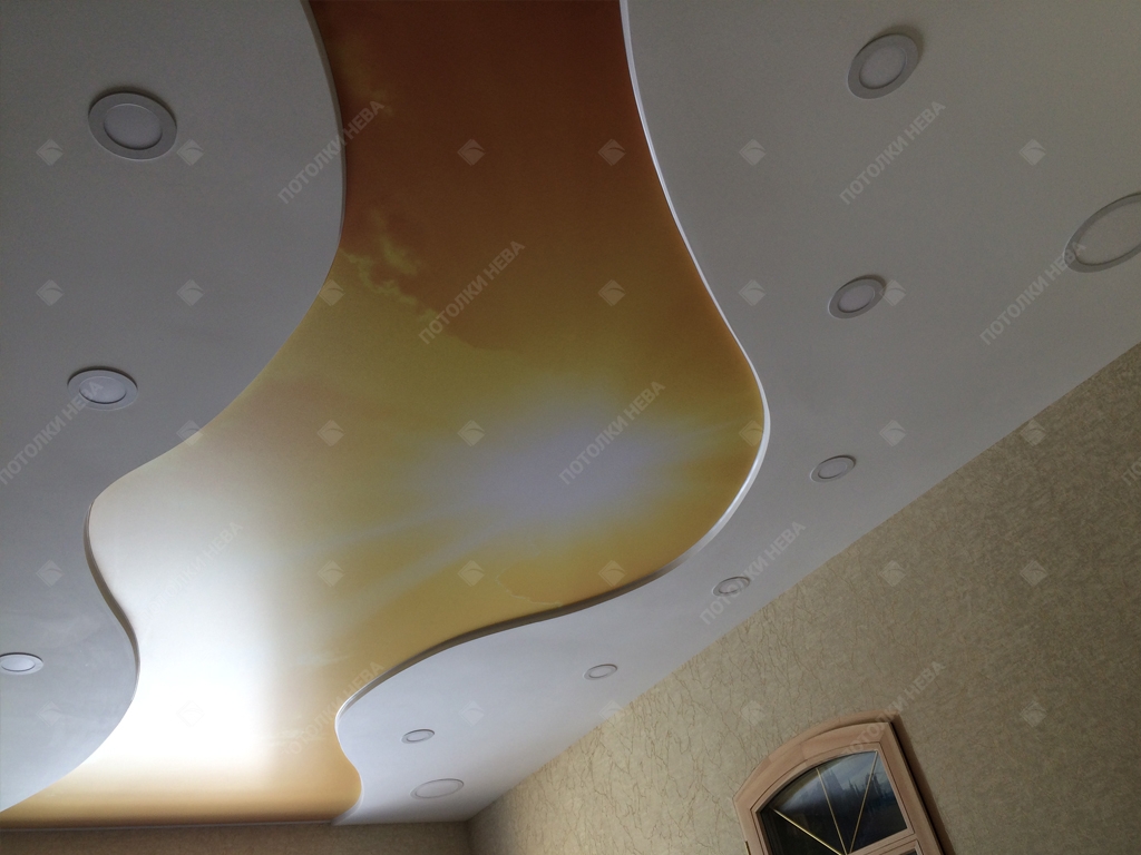 Двухуровневый потолок с фотопечатью в гостиной