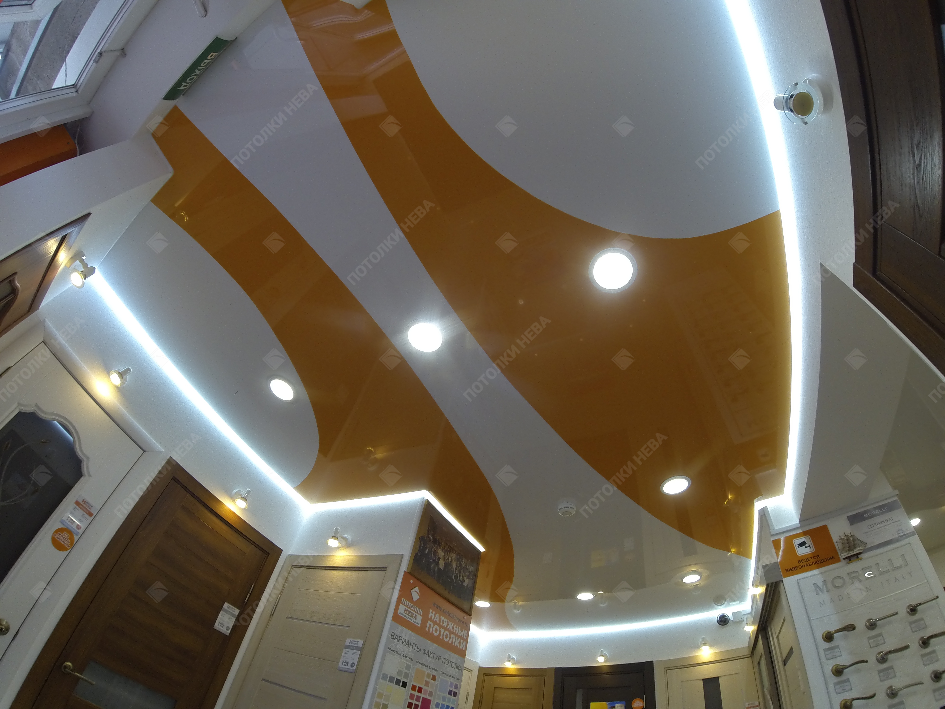 Цветной натяжной потолок с подсветкой