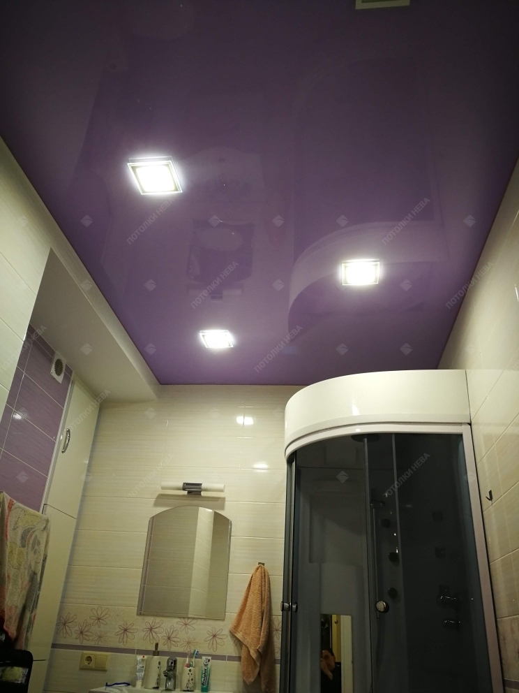 Фиолетовый глянцевый потолок в ванной