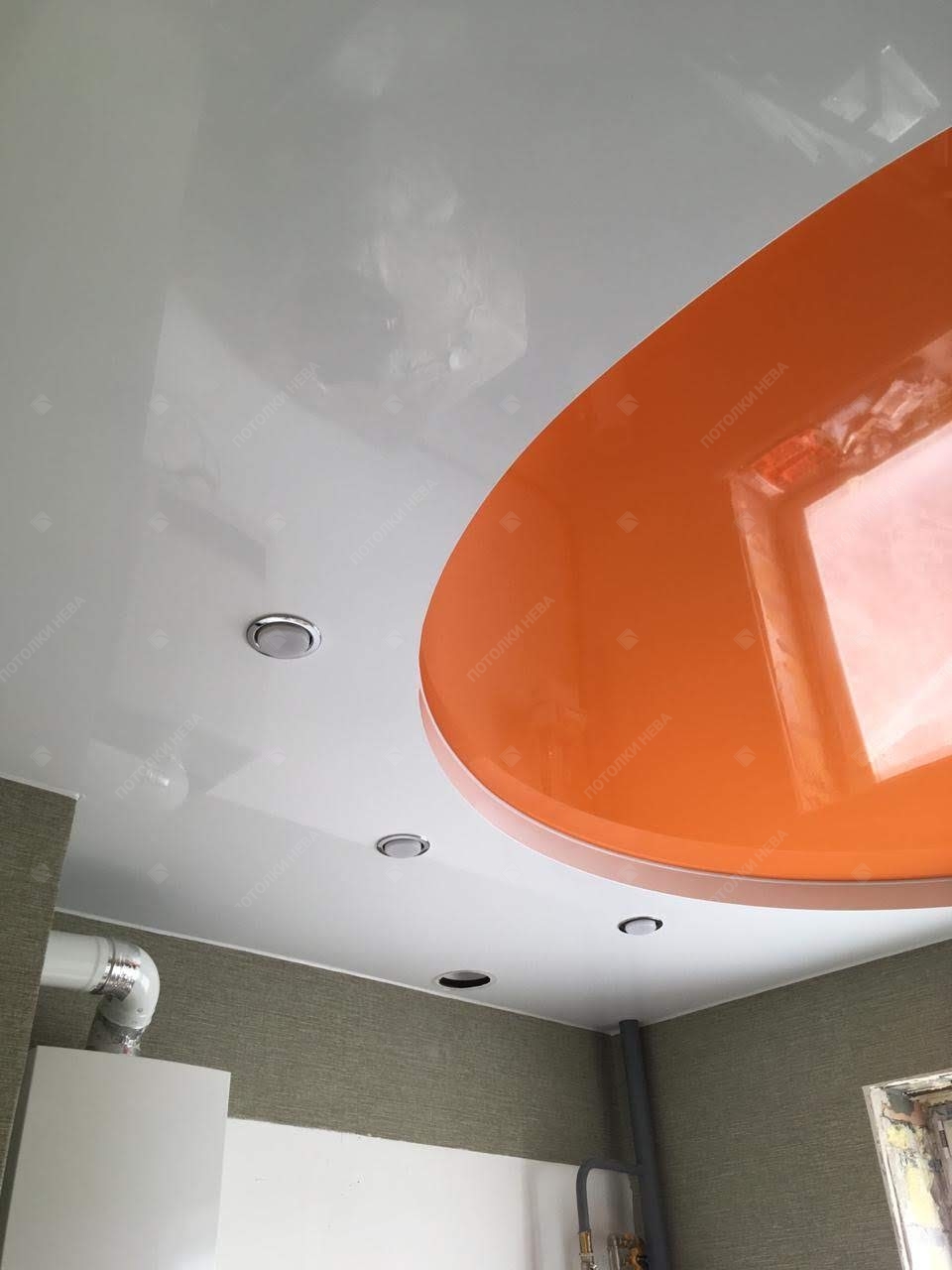 Оранжевый двухуровневый потолок