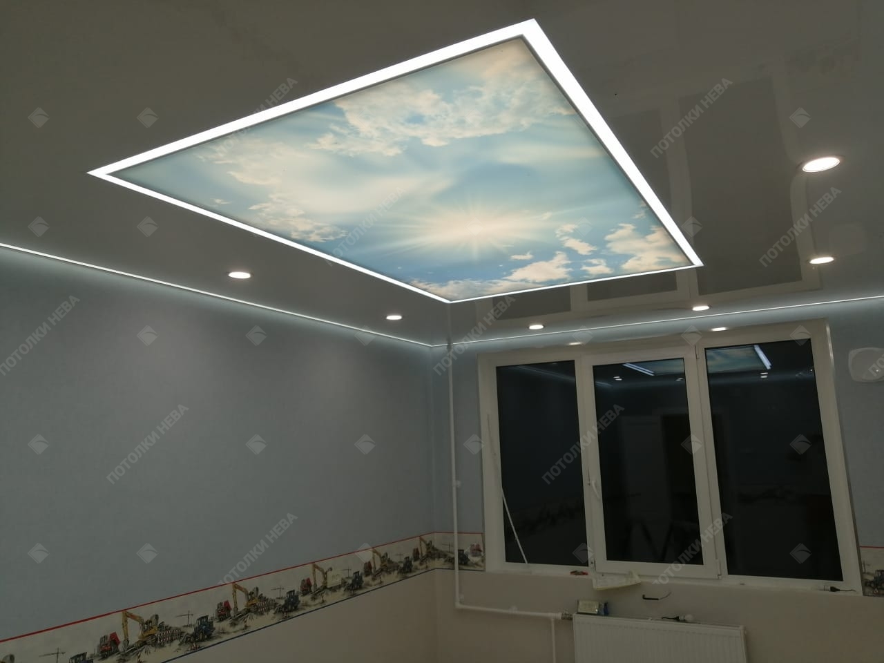 Потолок с засветкой посередине и контурной подсветкой