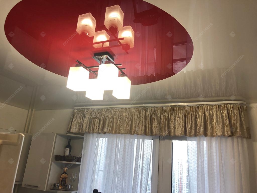 Красно-белый глянцевый потолок на кухне
