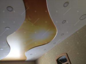 Сатиновый потолок с фотопечатью в гостиной